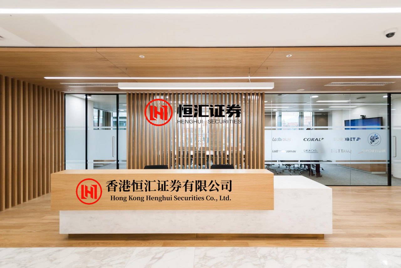 申宝策略app 周小闹工作占满生活，流量焦虑下拼命赚钱